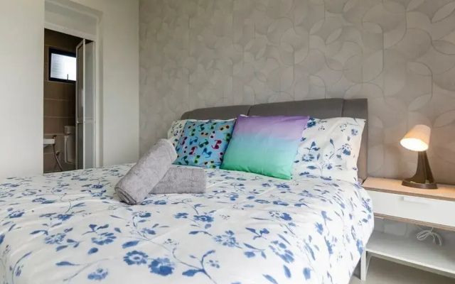3BR D'pristine Suite Near Legoland, Stunning Views