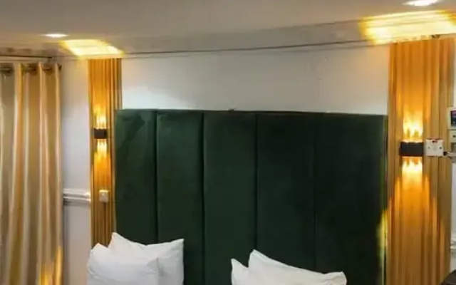 Quaters Inn & Suites