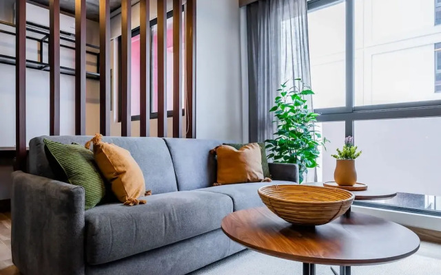 w Stunning 2BR w Great Deco in Centriqo