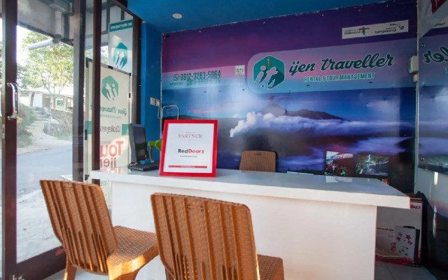 RedDoorz Near Karangasem Train Station 2