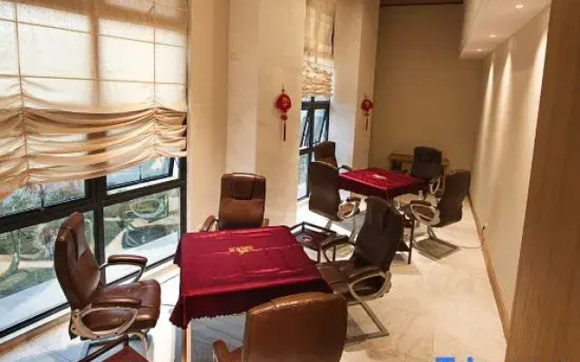 Leader Hotel