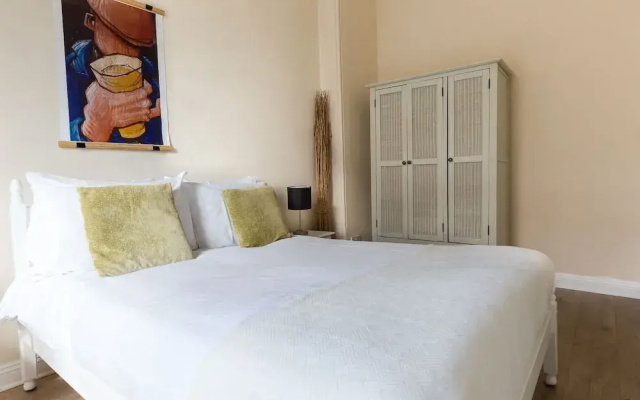 Bright Two BR Period Apartment in Whitechapel