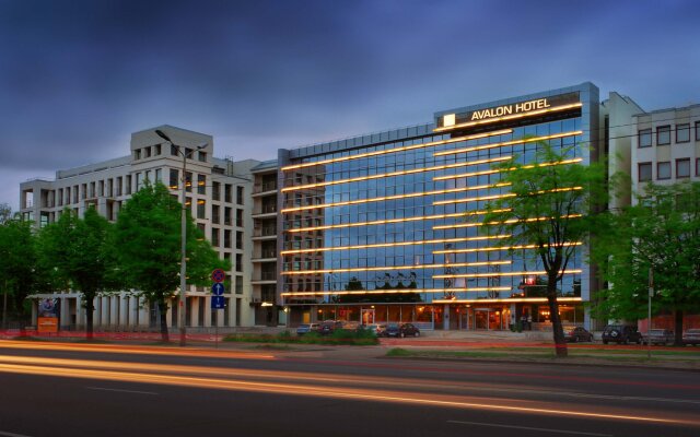 Avalon Hotel вид на фасад