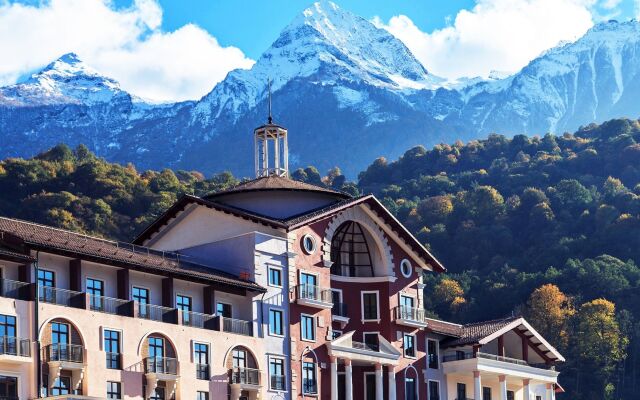 Гостиница Courtyard Marriott Sochi Krasnaya Polyana в Эсто-Садке - забронировать гостиницу Courtyard Marriott Sochi Krasnaya Polyana, цены и фото номеров Эсто-Садок вид на фасад