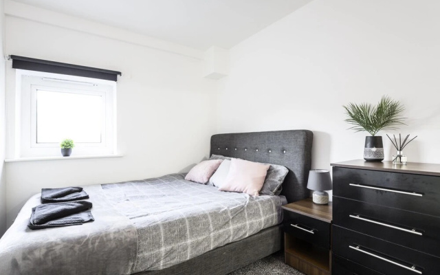 Large Apartment With Balcony Free Parking & Fast Wifi
