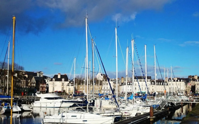 STOP 100m DU PORT-Parking gratuit a 5mn