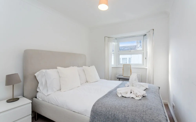 Modern Mews House with Free Parking | By Huluki Sussex Stays