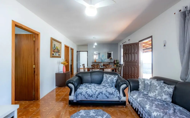 Casa com Churrasqueira e Rede a 210 m da Praia