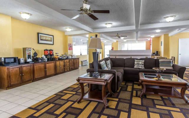 Econo Lodge Byron near Historic District - Warner Robins