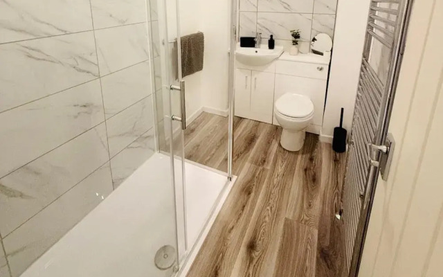 1 Bed Flat - Sleeps 3 - Parking - Pet Friendly