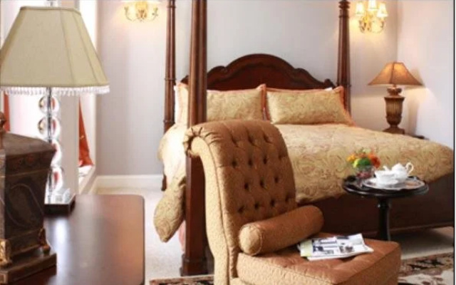 Natchez Manor Bed & Breakfast