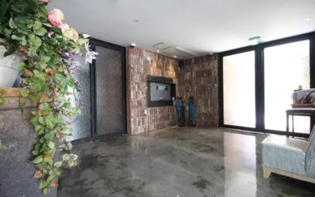 September Motel Oncheon