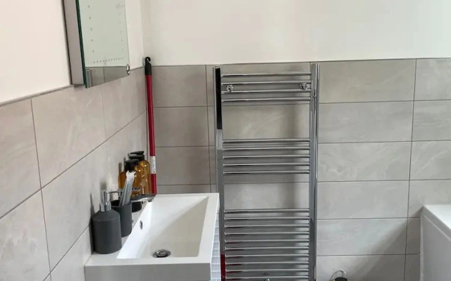 House Sleeps 6 With Parking