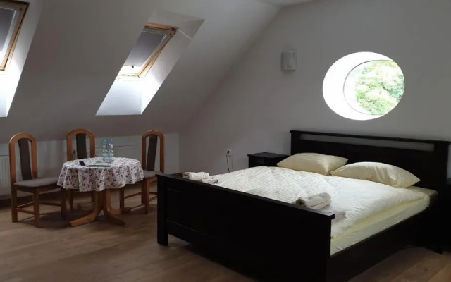 Dwór nad jeziorem w Bieniaszach
