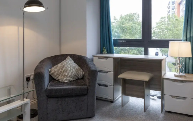Higher Living - Southampton City Penthouse