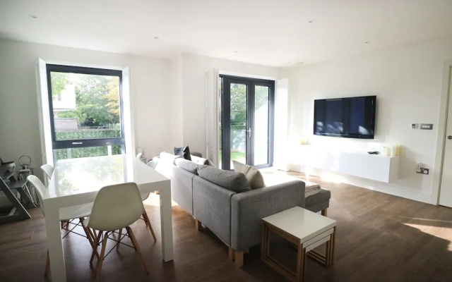 Modern 2 Bedroom Apartment in Putney