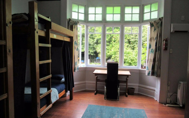 The White Elephant Accommodation - Hostel