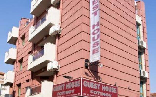 Отель Guest House Fotinov вид на фасад
