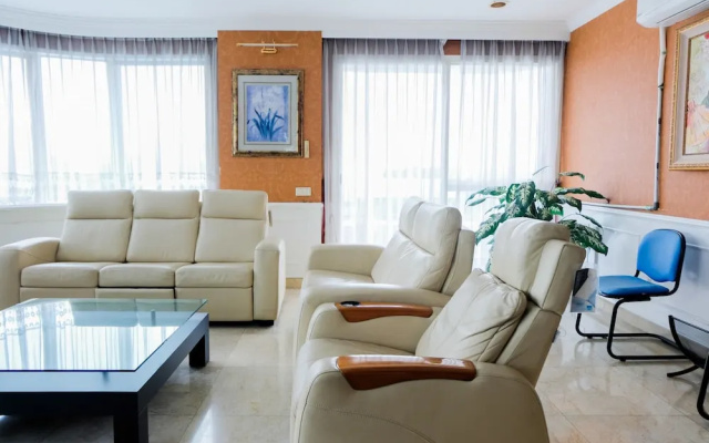 Spacious 2BR Park Royale Apartment