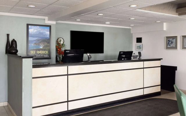 Travelodge by Wyndham Monterey Bay