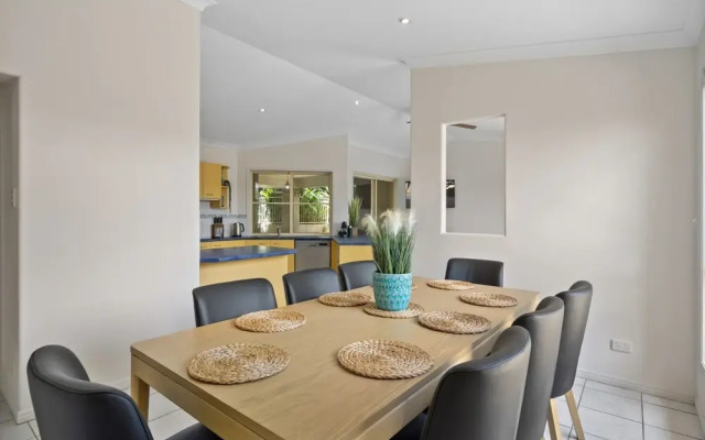 Spacious 4-bed Family Retreat With Pool