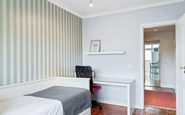 Large Contemporary 3 Bedroom Apartment