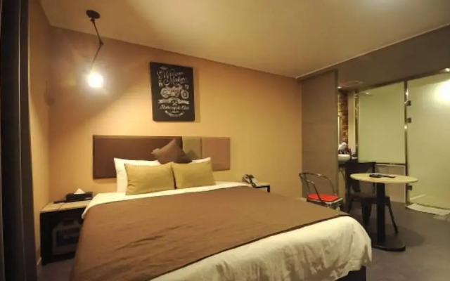 Hotel 385