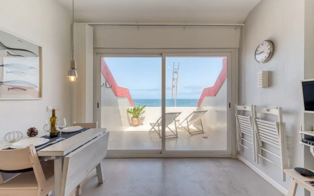 Front line, great sunsets, with sea views