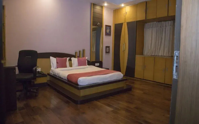 OYO 11345 Hotel White House Inn