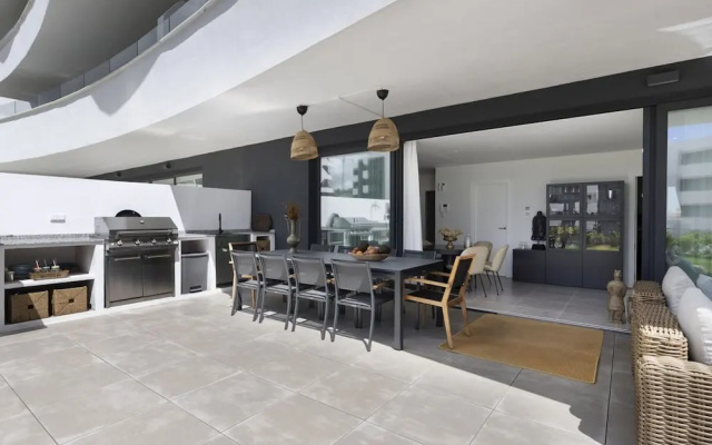 Luxury Apartment With Garden in Higueron
