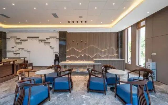 Ruijing Hotel (Wuhan Guiyuan Temple Zhongjiacun Subway Station Store)