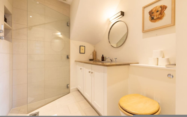 A Gentle Riverside Charm 2 Bedroom Mews House