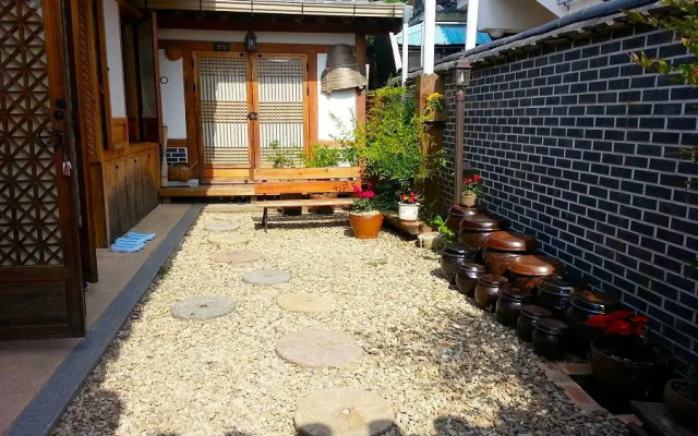 Jeonju Hanok Maeul Hongran Mideok Hanok