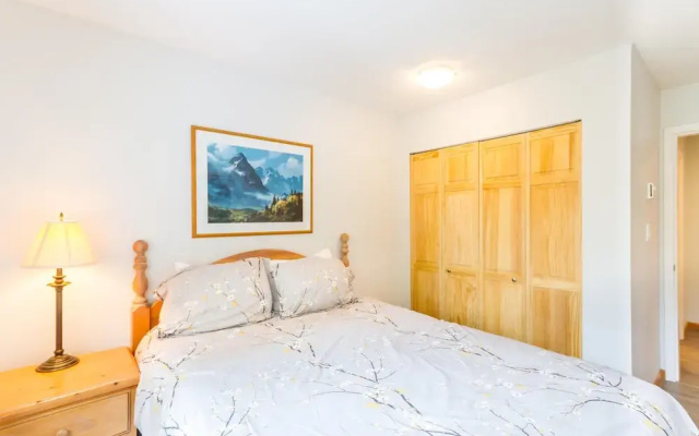 Fabulous Location Private Hot Tub, NO Car Needed, Sleeps 8