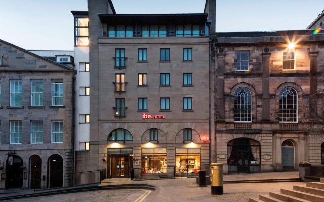 Отель ibis Edinburgh Centre Royal Mile – Hunter Square Великобритания, Эдинбург - 2 отзыва об отеле, цены и фото номеров - забронировать отель ibis Edinburgh Centre Royal Mile – Hunter Square онлайн вид на фасад