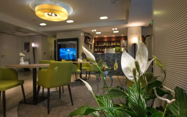 Rosslyn Thracia Hotel