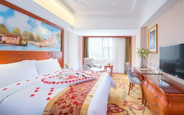 Vienna International Hotel (Shenzhen Bantian Yangmei Metro Station)