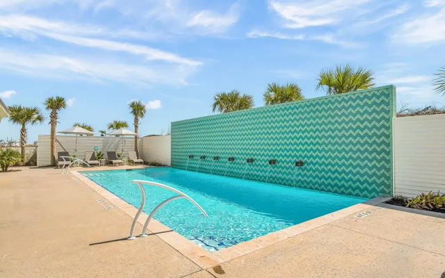 Pool Residence at Sunflower Beach