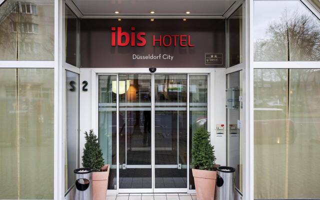 Отель ibis Düsseldorf City вид на фасад