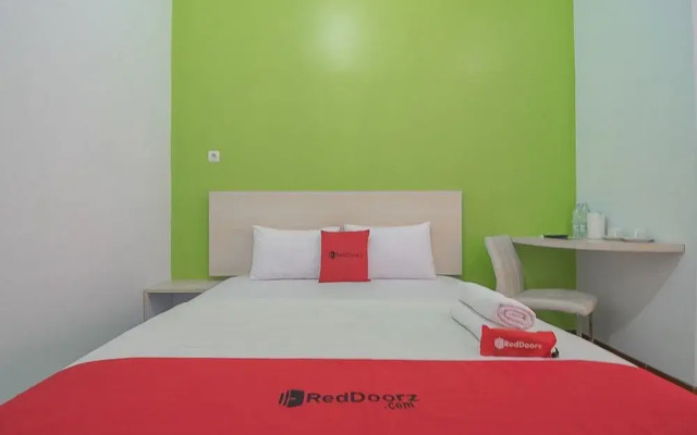 RedDoorz Plus near Alun Alun Kuningan