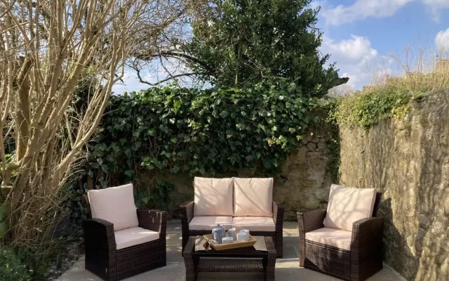 Host Stay Green Willow