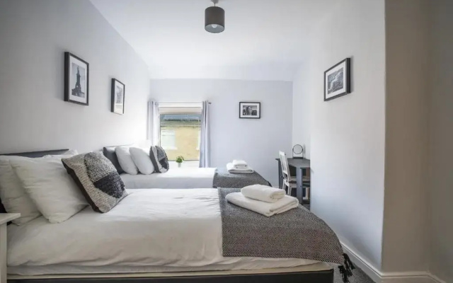 Chestnut House - Sleeps 4 - Pet Friendly - Parking