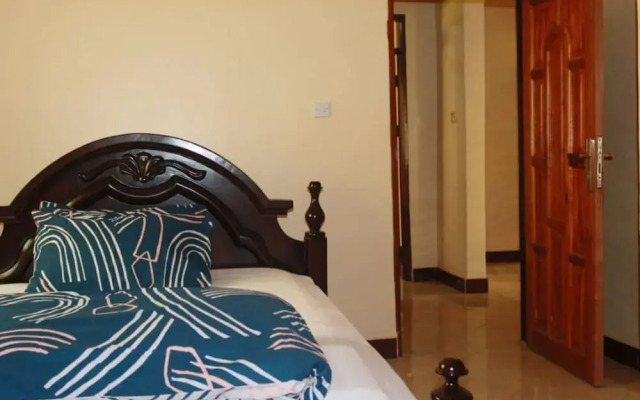 Kampala 5-beds, Sleeps 8 With Garden & Parking