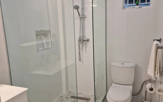 2 Bed parking gated modern