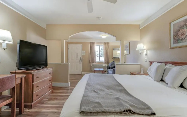 Shasta Pines Motel & Suites