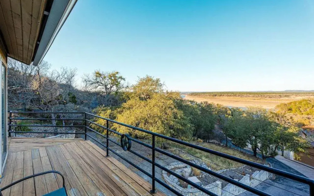 5br Home w/ Pool and a View!