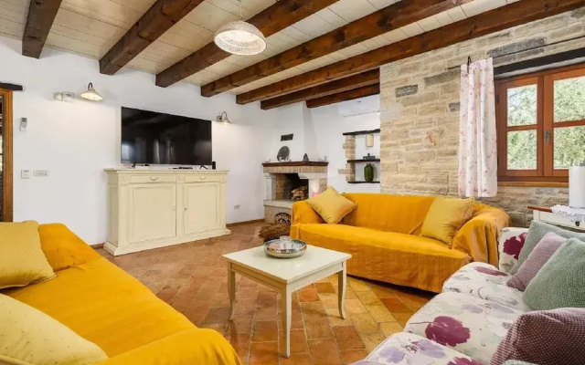 Beautiful Stone Villa in Tinjan With Swimming Pool