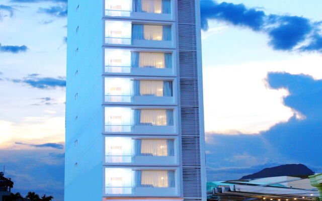 Azura Hotel вид на фасад