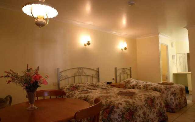 Bottlebrush Motel