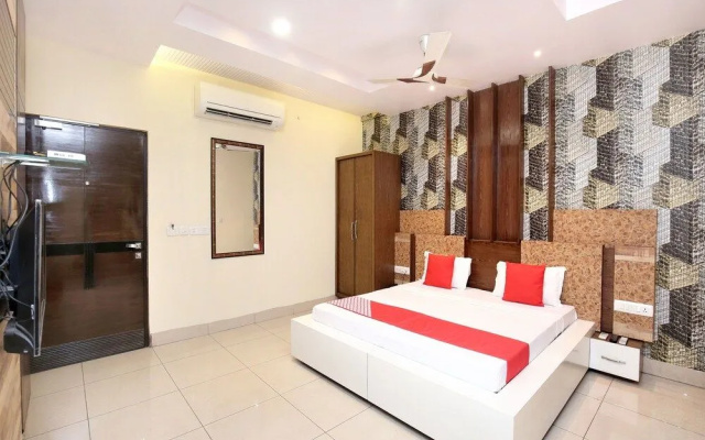 OYO 16827 Hotel Grand M Lajjo